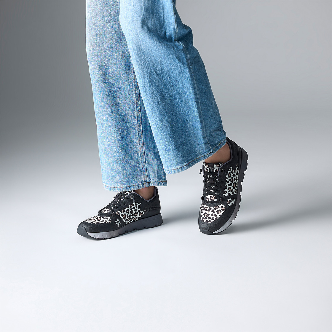 tenhaag 0019 - Black, leo look - special image